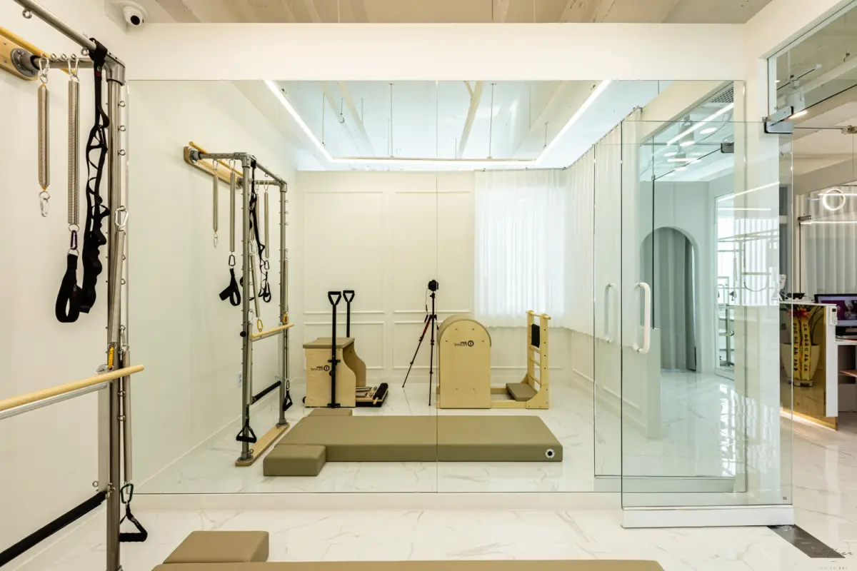 화이트톤 프리미엄 필라테스 스튜디오 인테리어